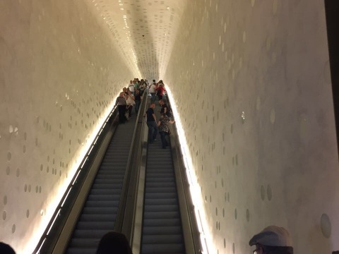 Auffahrt mit der Rolltreppe zum Plaza der Elbphilharmonie Rolltreppe Elbphilharmonie
